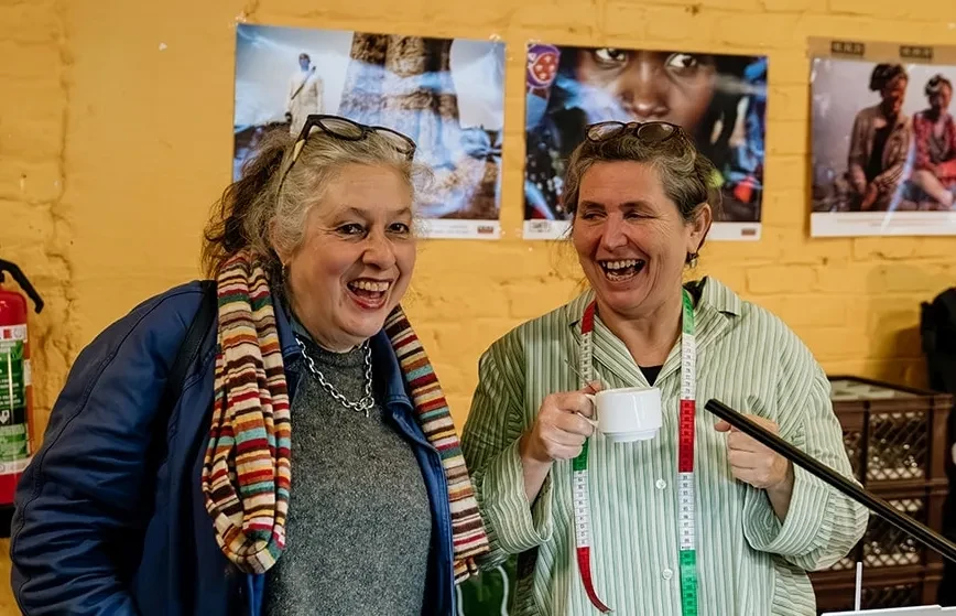 Twee lachende vrouwen tijdens het repair café met ontbijt in Laken