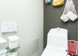 とにかく“浮かせて”掃除を効率化！ トイレの収納アイテムおすすめ11選｜『LDK』が試しました