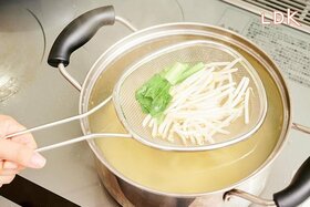 【あら便利】使えるザルは浅型！ ラーメン屋でちゃっちゃっとやるのとは違うけれど【LDK】