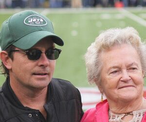 Michael J. Fox mit seiner Mutter Phyllis bei einem Football-Spiel.