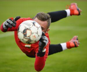 Torwart fängt Fußball