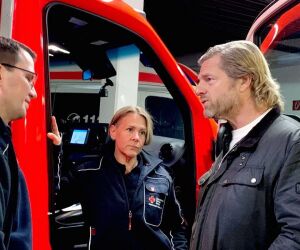 Zum dritten Mal geht Schauspieler Henning Baum (rechts) für RTL in den Einsatz. Diesmal arbeitet der gelernte Rettungssanitäter im Rettungsdienst mit Manuela Bathe und Notfallsanitäter Thomas Fuchs.