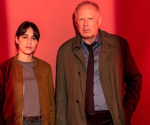 Mila Sahin (Almila Bagriacik) und Klaus Borowski (Axel Milberg) begutachten im Tatort: Borowski und das hungrige Herz die Wohnung des Opfers. Die Versicherungsangestellte feierte in ihrer Wohnung regelmäßig Erotikpartys. Nachbarn hielten sie für eine Prostituierte. Dabei ging es doch nur um Gruppensex mit Gleichgesinnten.