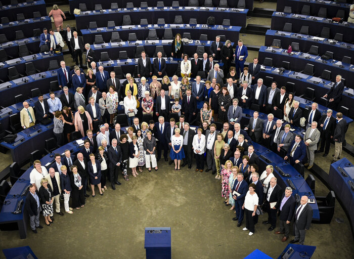 Family photo of Outgoing Members - End of 8th Parliamentary term