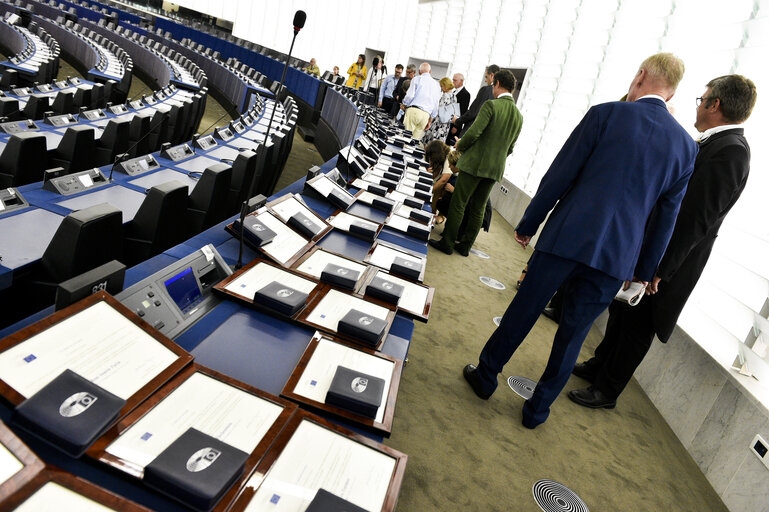 Medal handover for Outgoing Members - End of 8th Parliamentary term