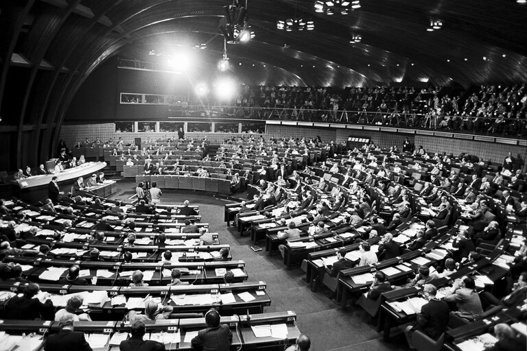 Simone VEIL thanks the Plenary right after her election, one day before her inaugural speech delivered the next day.