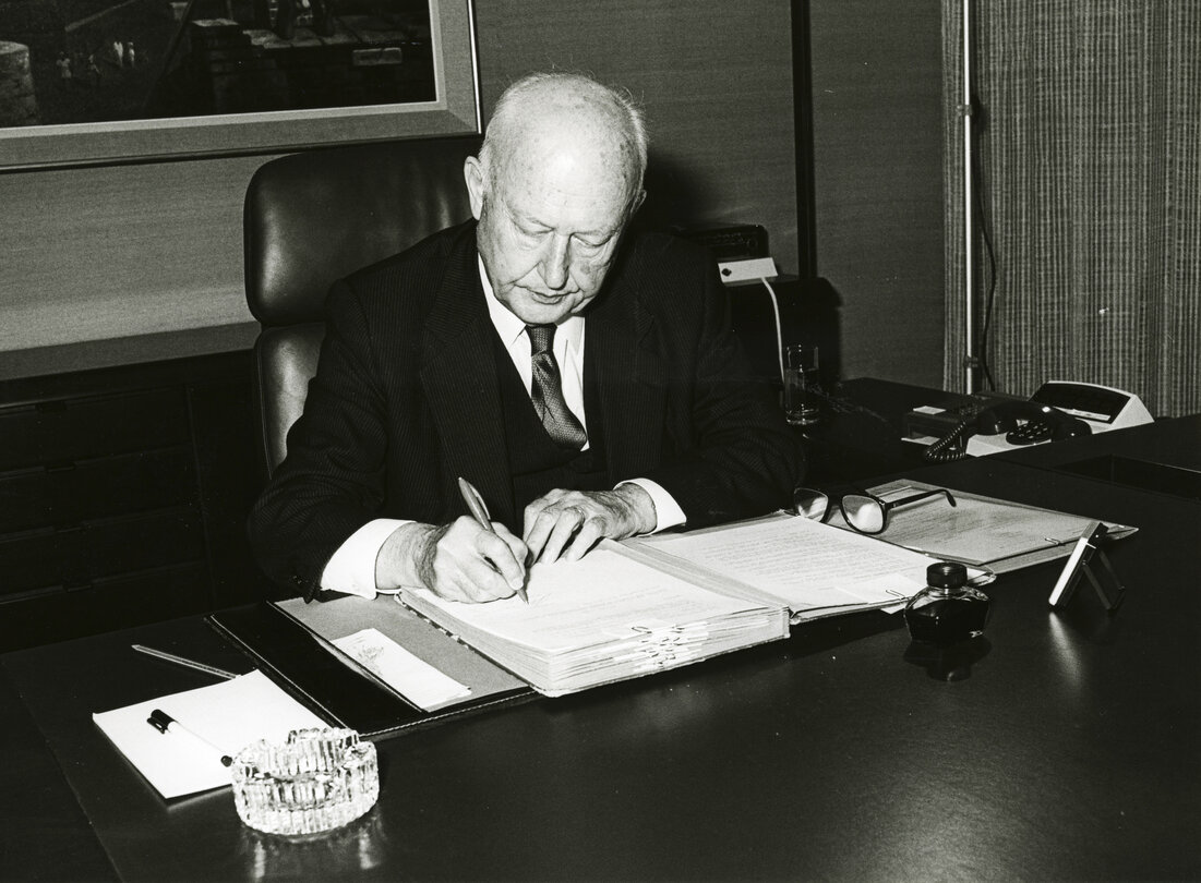 Pierre PFLIMLIN - EP President, signs the budget in 1986.