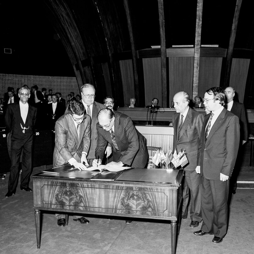 EP President Lord Henri PLUMB signs the Budget on April 1989.