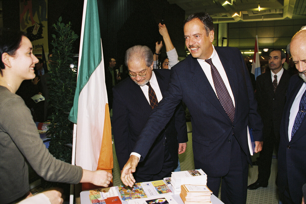 EP President visits the promotion stands for the European elections of June 1999