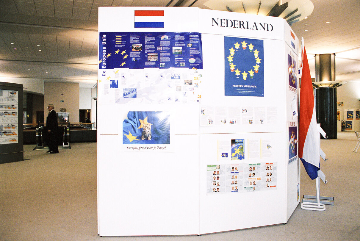 Information stands on the upcoming European election of June 1999