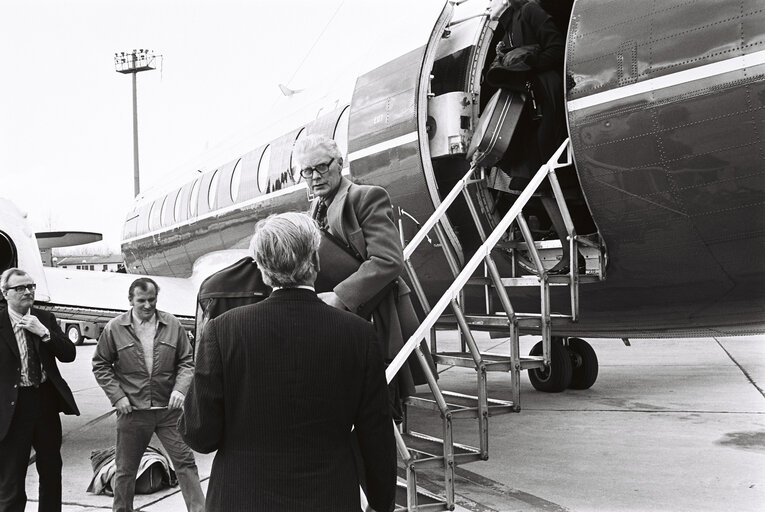 Nuotrauka 4: United Kingdom MEPs arriving at the airport in Strasbourg