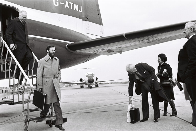 Nuotrauka 8: United Kingdom MEPs arriving at the airport in Strasbourg