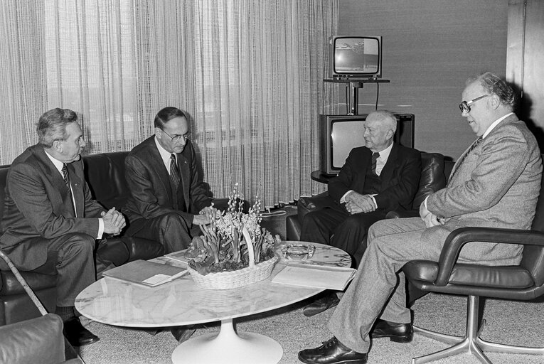 rPierre PFLIMLIN - EP President meets with Horst SEEFELD at the EP in Strasbourg in January 1985