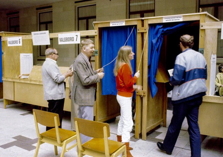 Nuotrauka 47: Voters at the polling station for the European elections of June 17, 1984