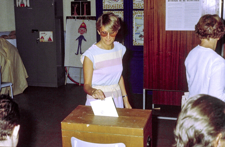 Nuotrauka 44: Voters at the polling station for the European elections of June 17, 1984