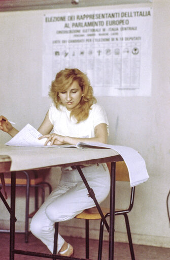 Nuotrauka 45: Voters at the polling station for the European elections of June 17, 1984