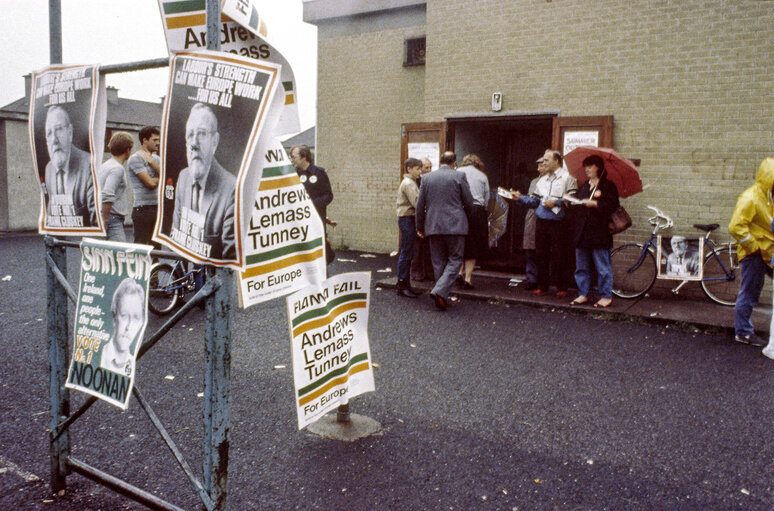 Nuotrauka 38: Propaganda posters in the streets of Dublin, for the European elections of June 17, 1984