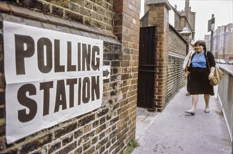 Nuotrauka 43: Voters at the polling station for the European elections of June 17, 1984