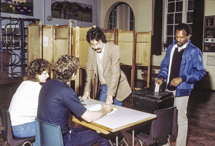 Nuotrauka 41: Voters at the polling station for the European elections of June 17, 1984