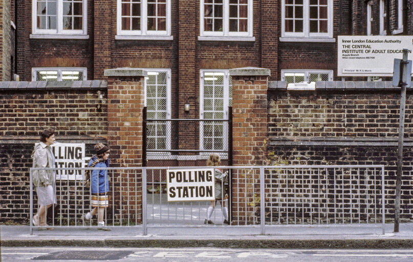 Nuotrauka 40: Voters at the polling station for the European elections of June 17, 1984