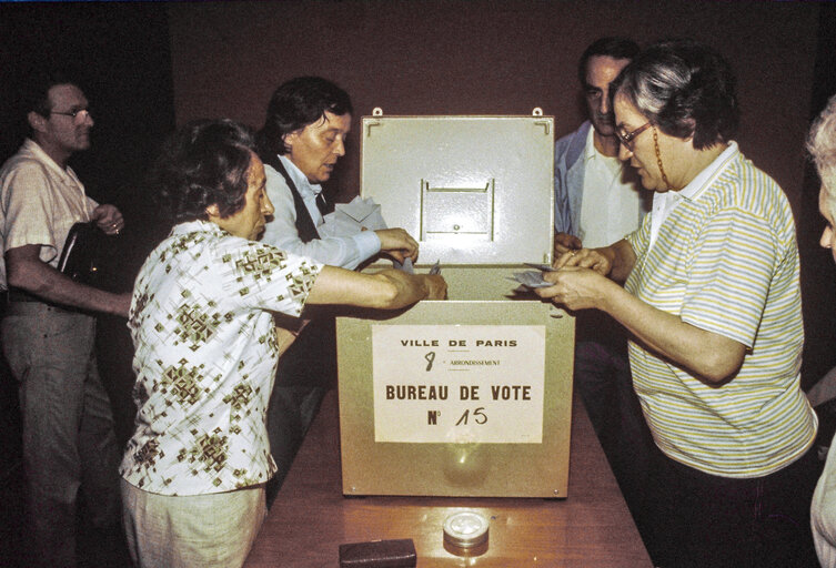 Nuotrauka 49: Voters in Paris at the polling station for the European elections of June 17, 1984