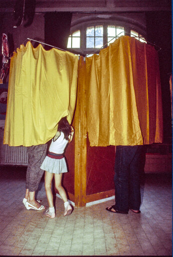 Nuotrauka 50: Voters in Paris at the polling station for the European elections of June 17, 1984