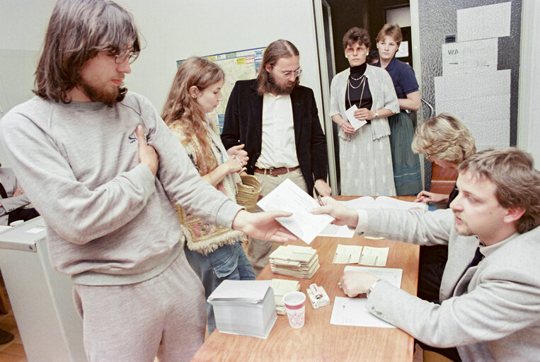 Nuotrauka 11: Propaganda posters and polling station in Bonn, Germany for the European elections of June 17, 1984