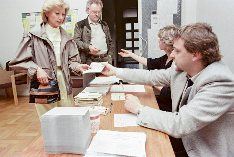 Nuotrauka 14: Propaganda posters and polling station in Bonn, Germany for the European elections of June 17, 1984