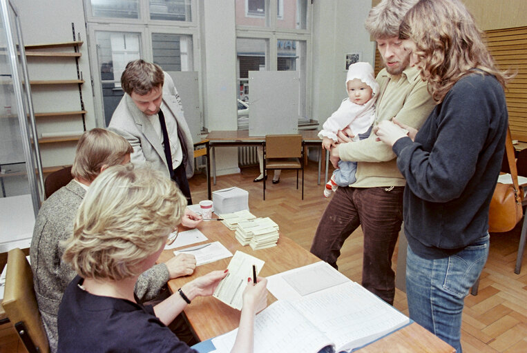 Nuotrauka 12: Propaganda posters and polling station in Bonn, Germany for the European elections of June 17, 1984