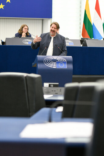 Photo 9 : EP Plenary session - 2022 Report on Montenegro