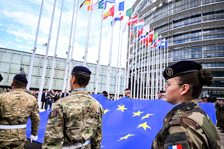 Foto 25: Raising ceremony of the European flag for the beginning of the 10th legislative term in front of the European Parliament in Strasbourg