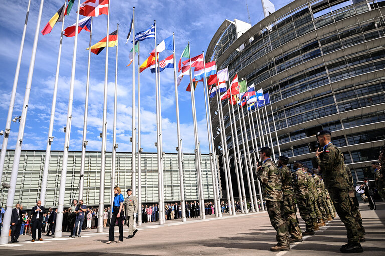 Foto 29: Raising ceremony of the European flag for the beginning of the 10th legislative term in front of the European Parliament in Strasbourg