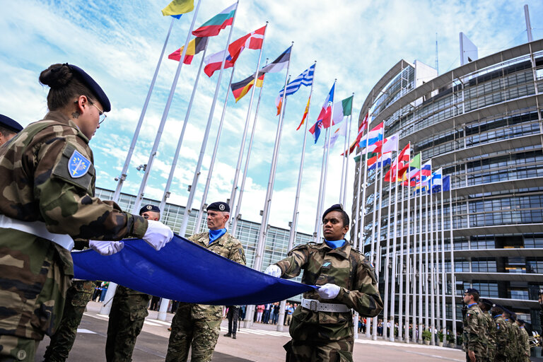 Foto 24: Raising ceremony of the European flag for the beginning of the 10th legislative term in front of the European Parliament in Strasbourg