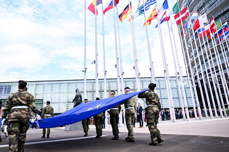 Foto 21: Raising ceremony of the European flag for the beginning of the 10th legislative term in front of the European Parliament in Strasbourg