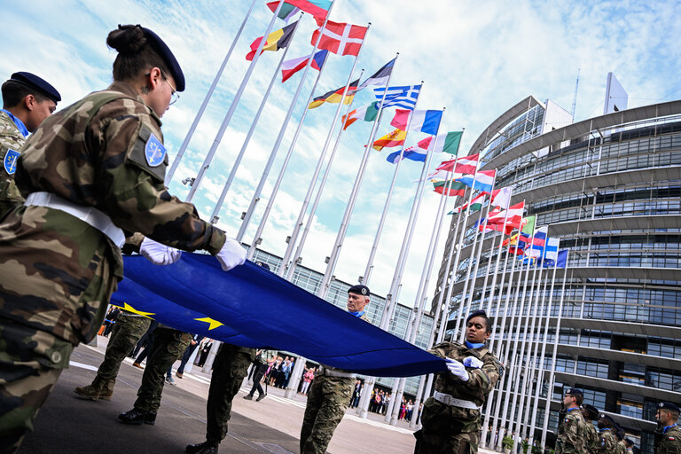 Foto 22: Raising ceremony of the European flag for the beginning of the 10th legislative term in front of the European Parliament in Strasbourg