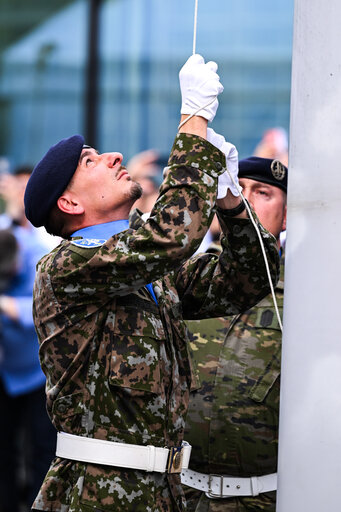 Foto 18: Raising ceremony of the European flag for the beginning of the 10th legislative term in front of the European Parliament in Strasbourg