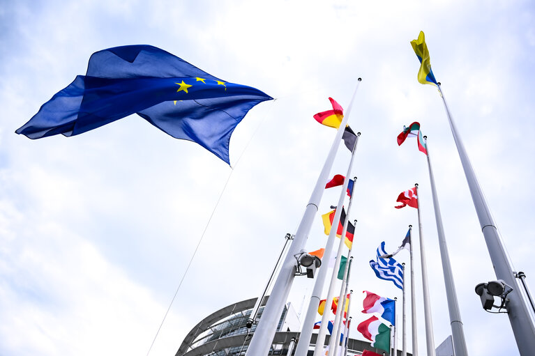 Foto 1: Raising ceremony of the European flag for the beginning of the 10th legislative term in front of the European Parliament in Strasbourg