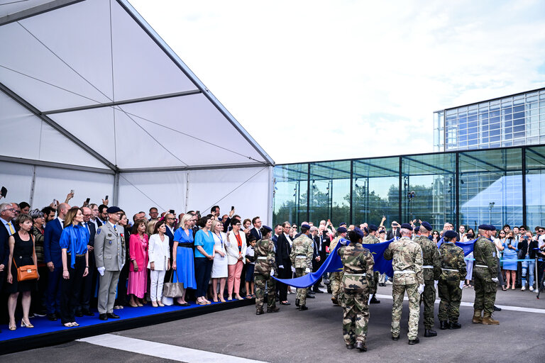 Foto 16: Raising ceremony of the European flag for the beginning of the 10th legislative term in front of the European Parliament in Strasbourg