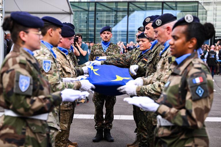 Foto 28: Raising ceremony of the European flag for the beginning of the 10th legislative term in front of the European Parliament in Strasbourg