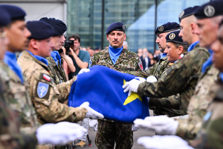 Foto 27: Raising ceremony of the European flag for the beginning of the 10th legislative term in front of the European Parliament in Strasbourg