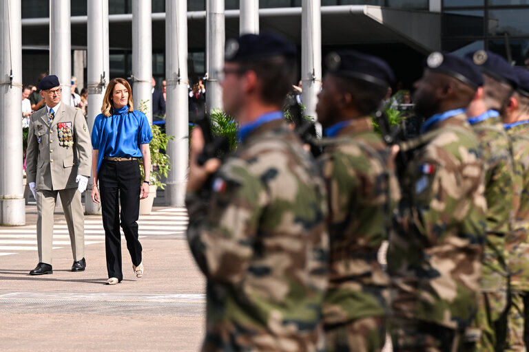 Foto 41: Raising ceremony of the European flag for the beginning of the 10th legislative term in front of the European Parliament in Strasbourg