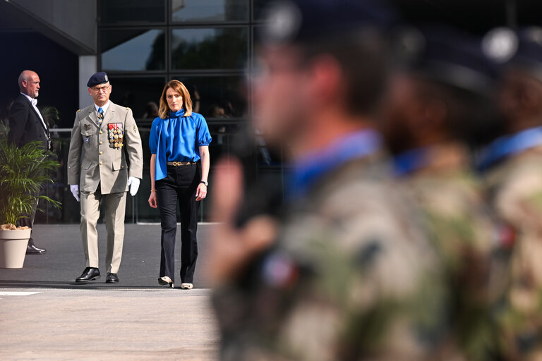 Foto 40: Raising ceremony of the European flag for the beginning of the 10th legislative term in front of the European Parliament in Strasbourg