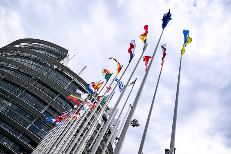 Foto 2: Raising ceremony of the European flag for the beginning of the 10th legislative term in front of the European Parliament in Strasbourg