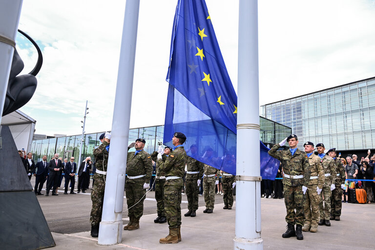 Foto 13: Raising ceremony of the European flag for the beginning of the 10th legislative term in front of the European Parliament in Strasbourg