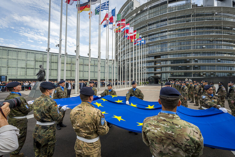 Foto 30: Raising ceremony of the European flag for the beginning of the 10th legislative term in front of the European Parliament in Strasbourg