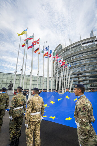 Foto 26: Raising ceremony of the European flag for the beginning of the 10th legislative term in front of the European Parliament in Strasbourg