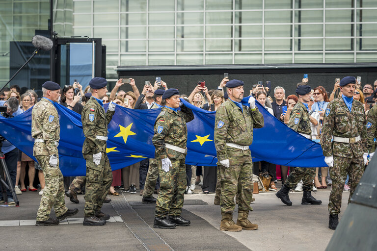 Foto 23: Raising ceremony of the European flag for the beginning of the 10th legislative term in front of the European Parliament in Strasbourg