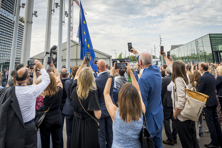 Foto 17: Raising ceremony of the European flag for the beginning of the 10th legislative term in front of the European Parliament in Strasbourg