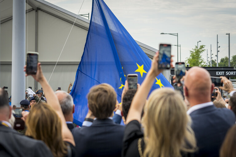 Foto 19: Raising ceremony of the European flag for the beginning of the 10th legislative term in front of the European Parliament in Strasbourg