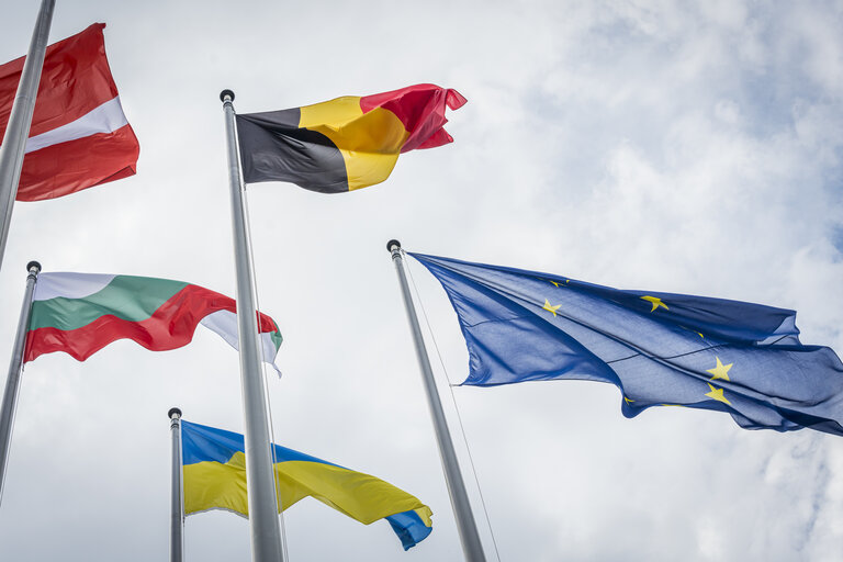 Foto 12: Raising ceremony of the European flag for the beginning of the 10th legislative term in front of the European Parliament in Strasbourg